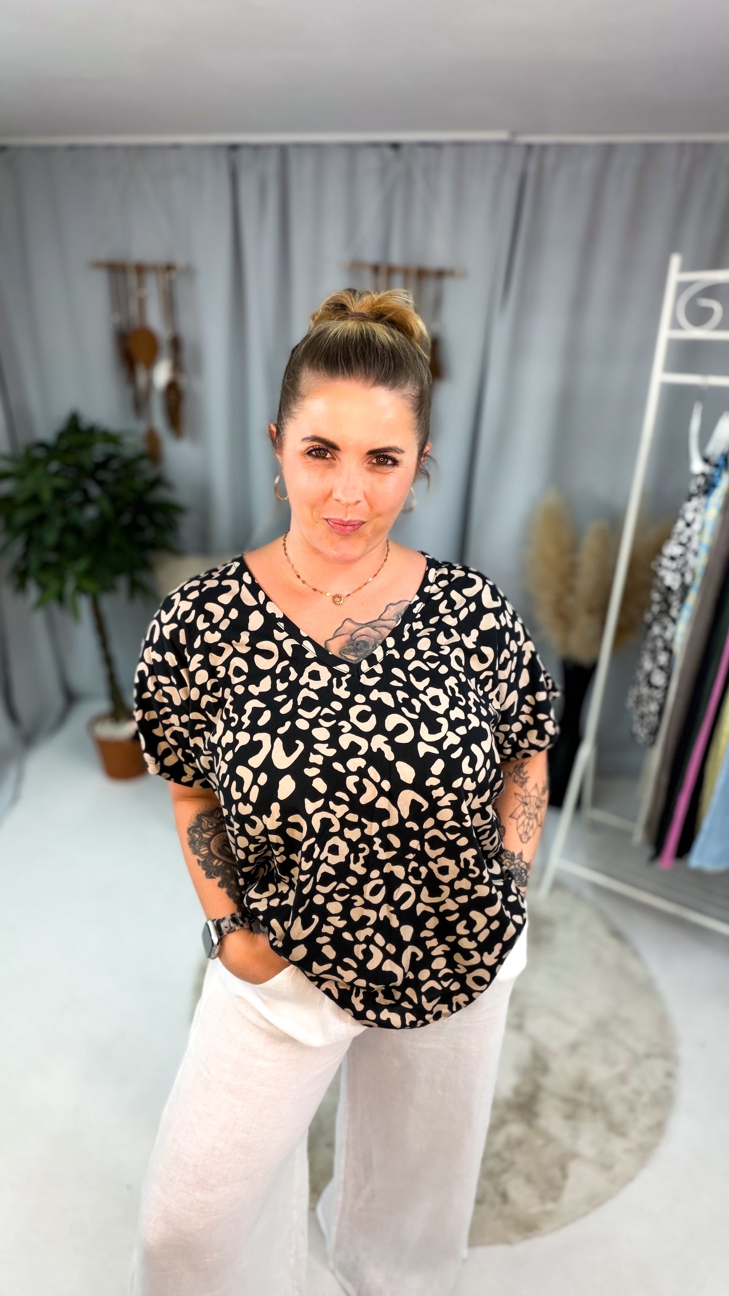 Shirt Stella im Leoprint mit V-Ausschnitt 70235