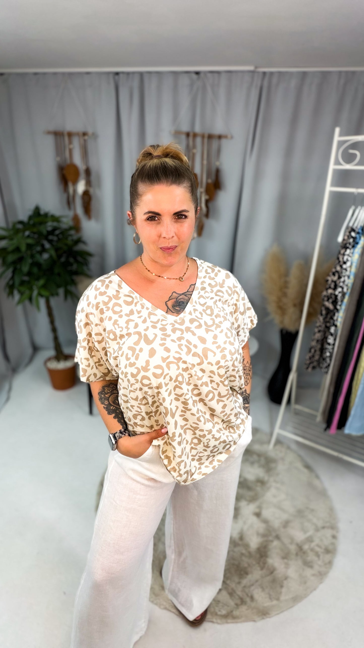 Shirt Stella im Leoprint mit V-Ausschnitt 70235