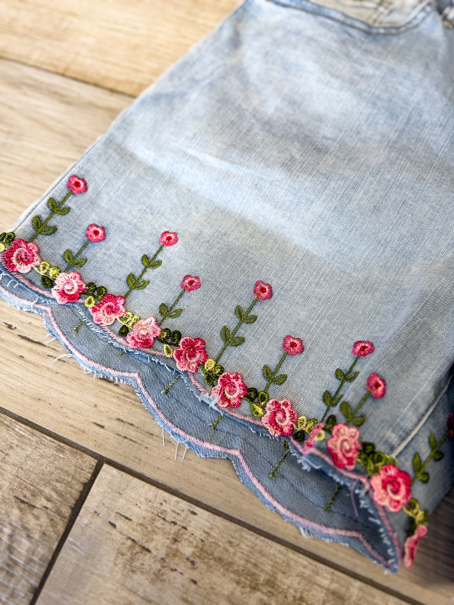 Jeans Shorts mit Blumenstick 70192