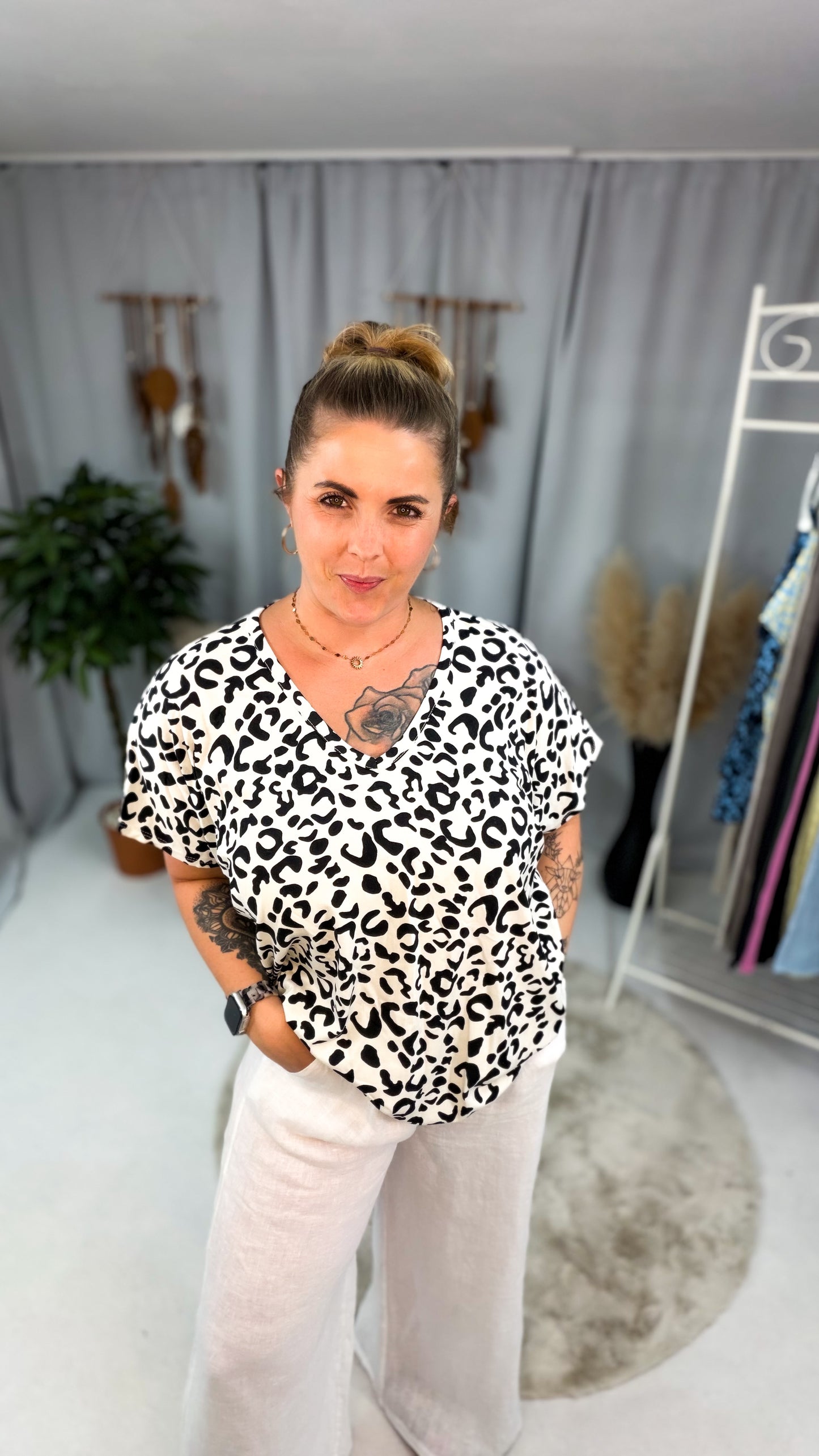 Shirt Stella im Leoprint mit V-Ausschnitt 70235