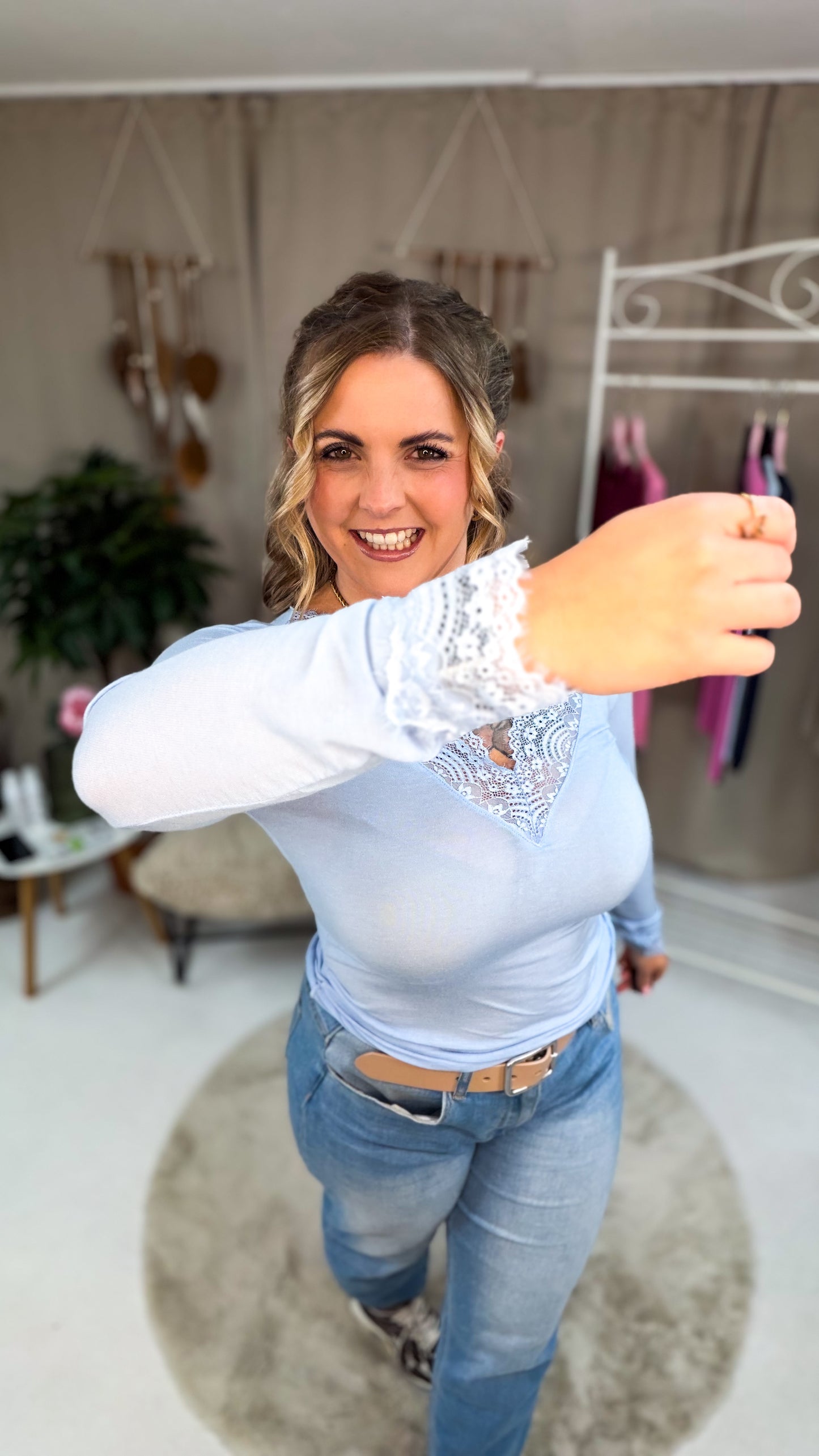 Shirt Romy mit V-Ausschnitt und Spitze (70042)
