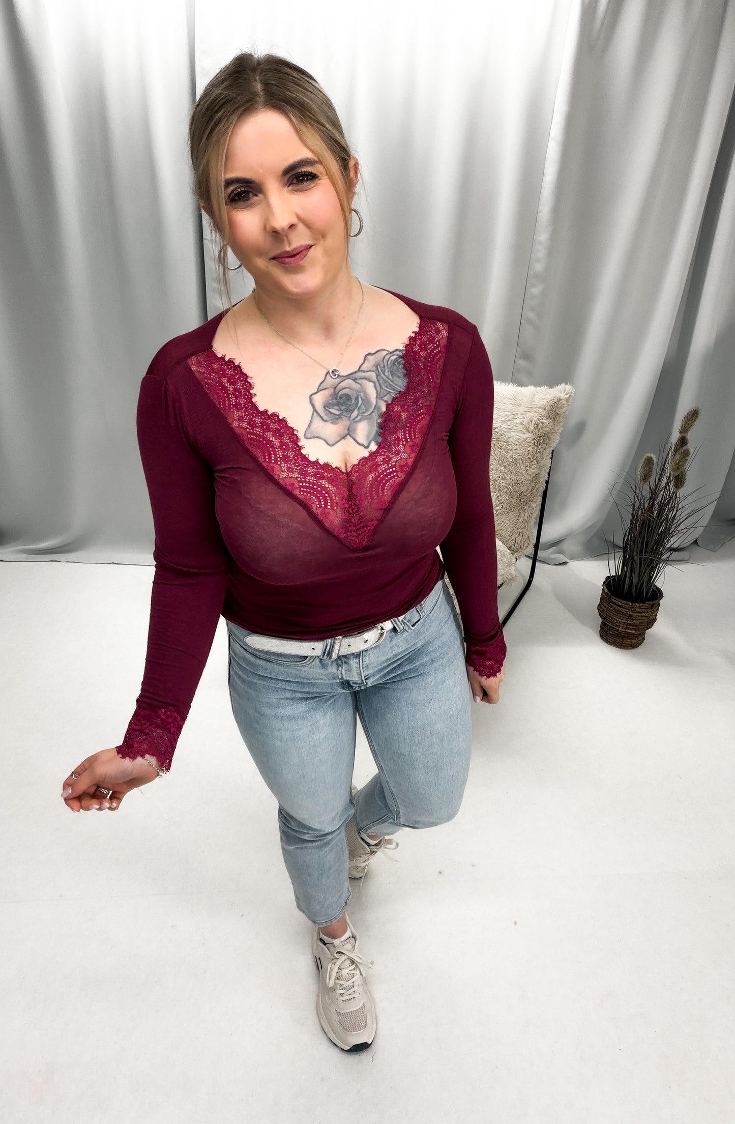 Cashmere langarm Shirt mit Spitze und V-Ausschnitt, halbtransparent