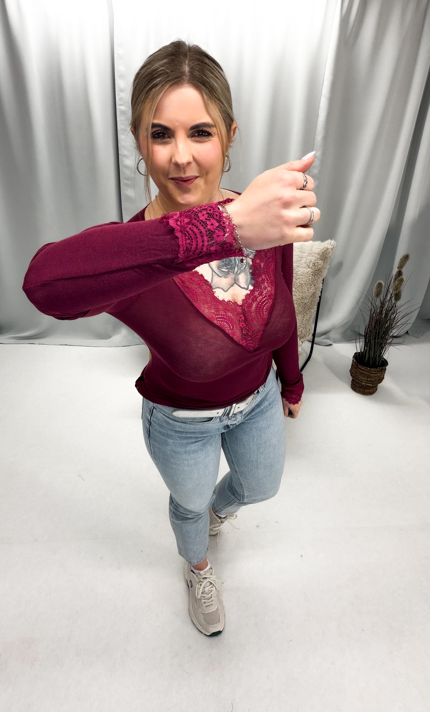 Cashmere langarm Shirt mit Spitze und V-Ausschnitt, halbtransparent