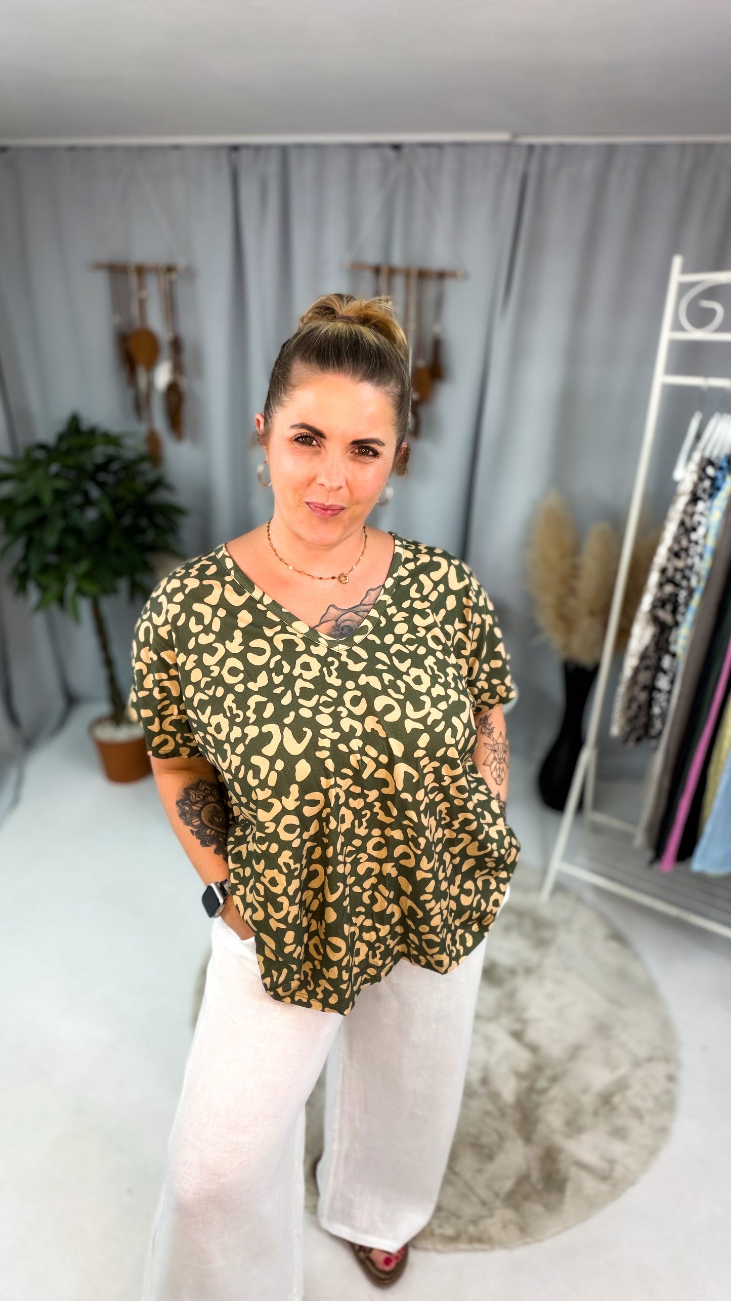 Shirt Stella im Leoprint mit V-Ausschnitt 70235