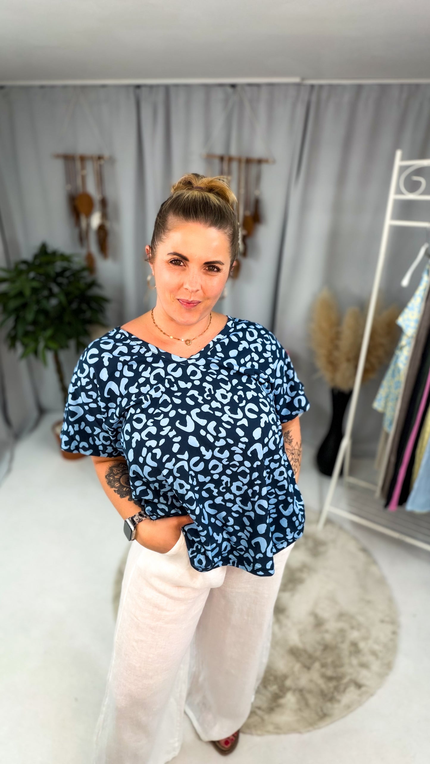 Shirt Stella im Leoprint mit V-Ausschnitt 70235