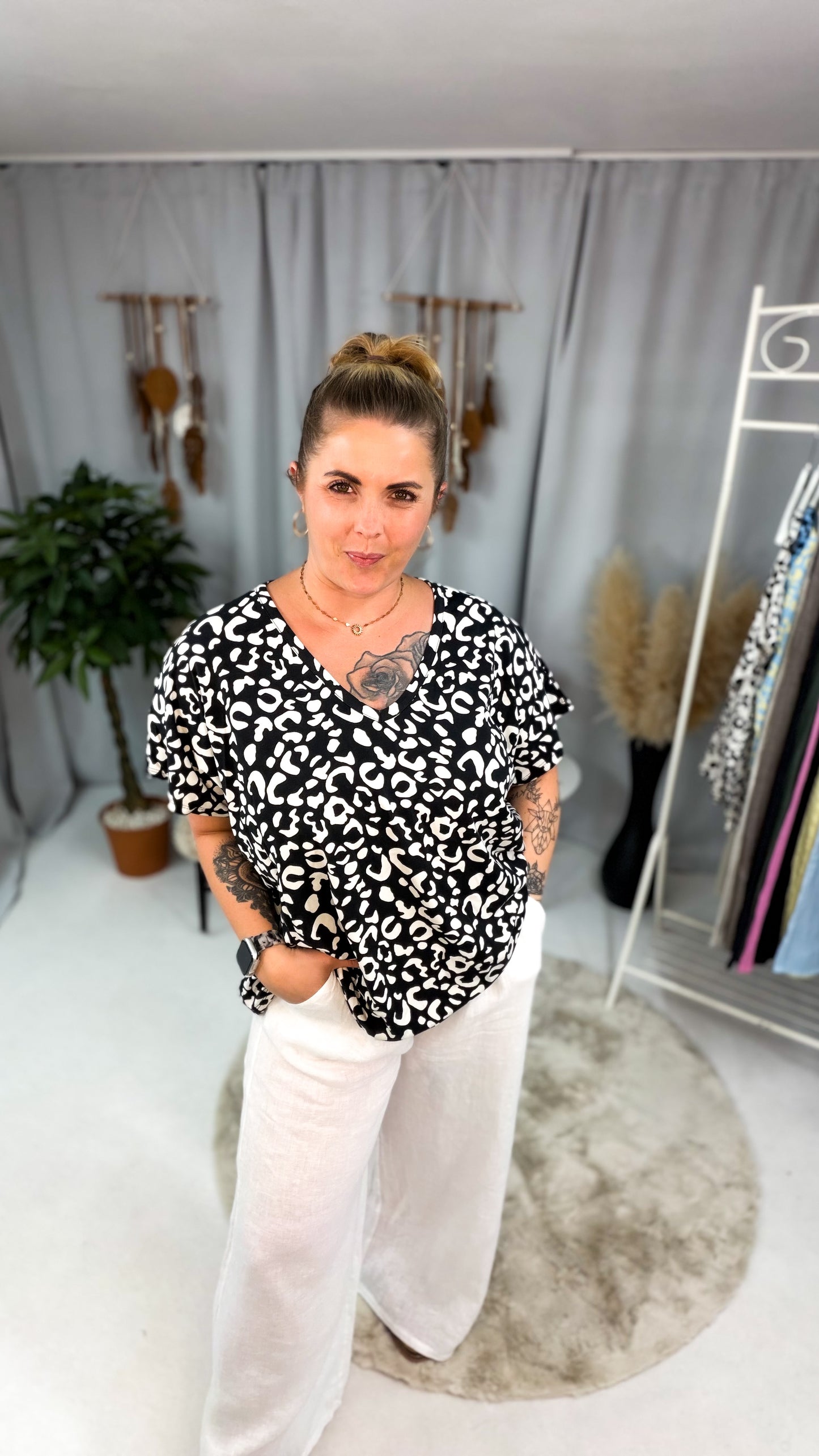 Shirt Stella im Leoprint mit V-Ausschnitt 70235
