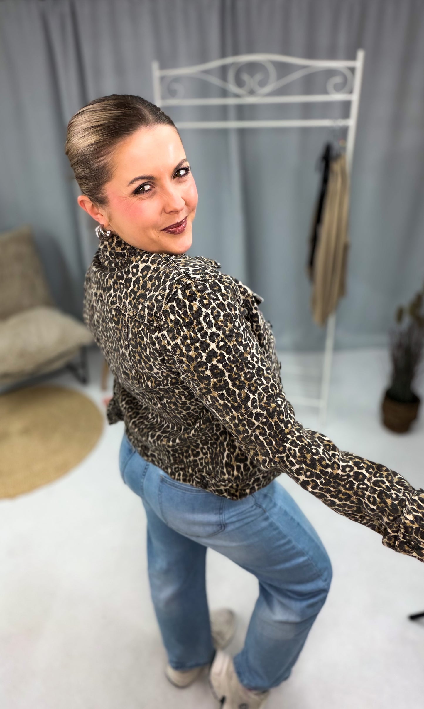 Jeansjacke im Leoprint (63844)