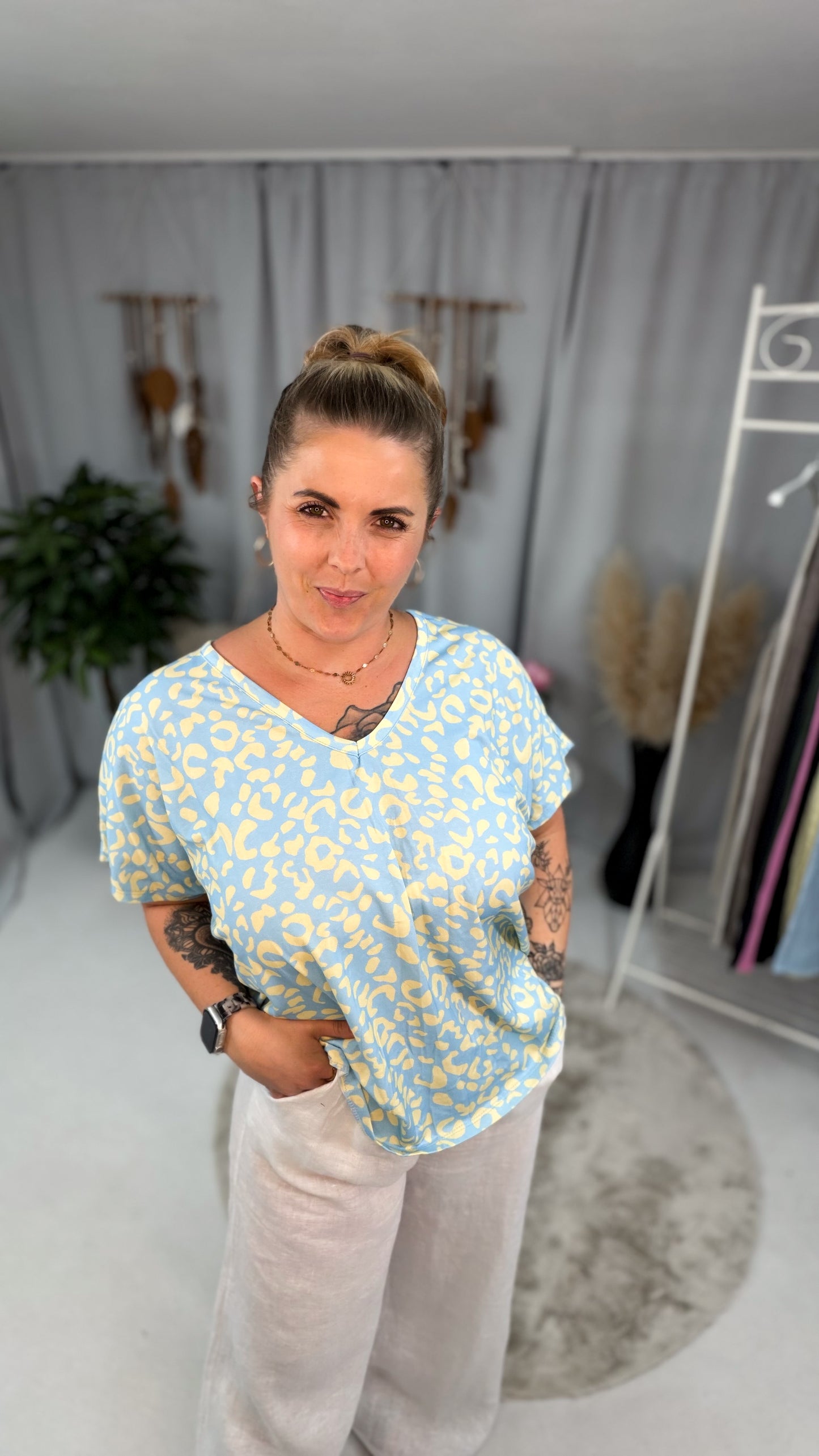 Shirt Stella im Leoprint mit V-Ausschnitt 70235