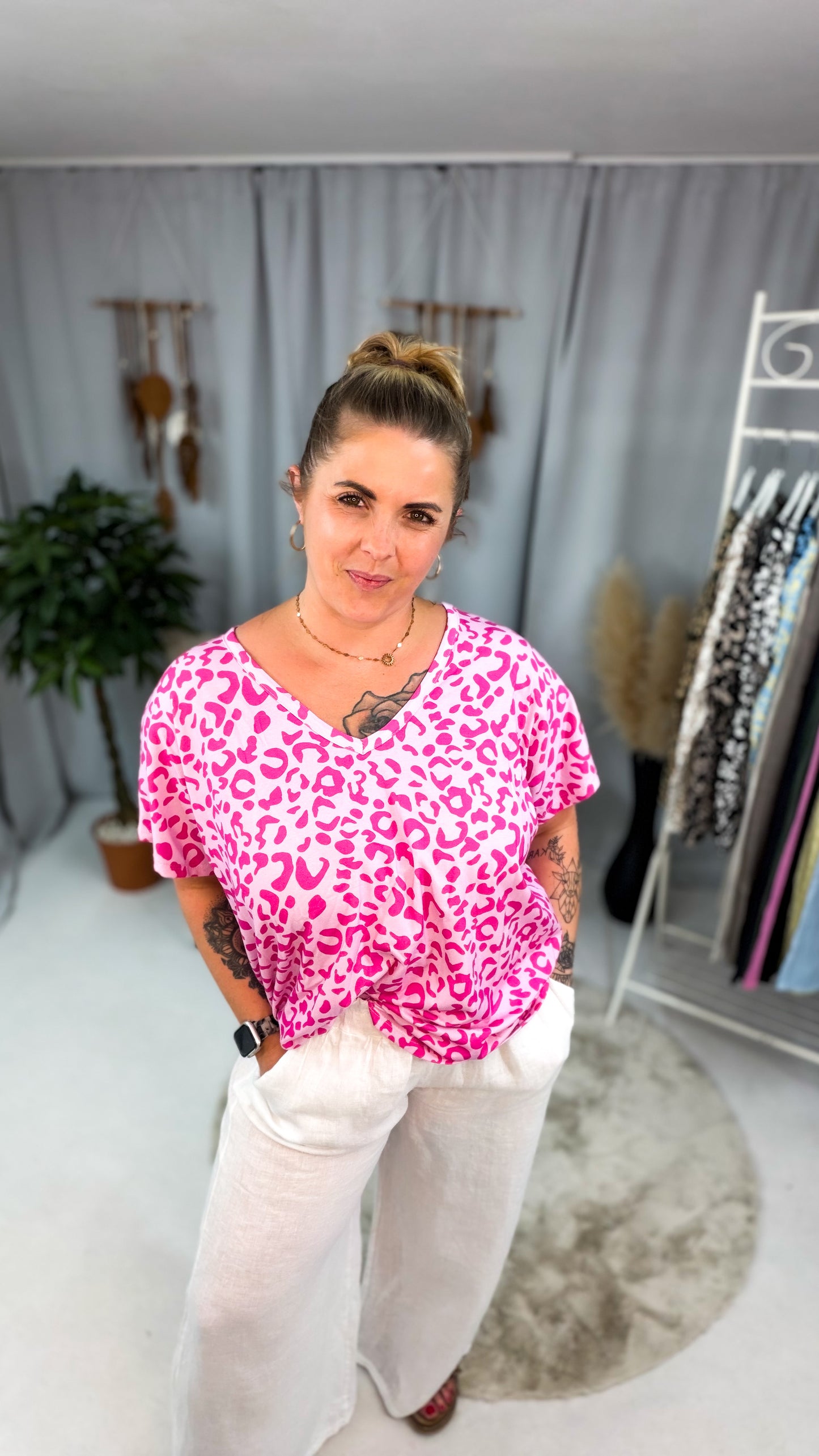 Shirt Stella im Leoprint mit V-Ausschnitt 70235